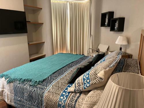 アルガロボにあるSan Alfonso del Mar, Algarroboのベッドとテレビがあるホテルの部屋
