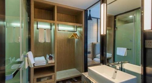 ein Badezimmer mit Waschbecken, Dusche und Badewanne in der Unterkunft Echarm Hotel Lhasa Potala Palace in Lhasa