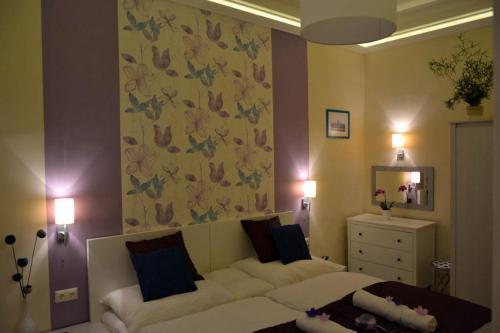ブダペストにあるMagnolia Apartmentのソファ付きのベッドルーム、鏡付きのドレッサー