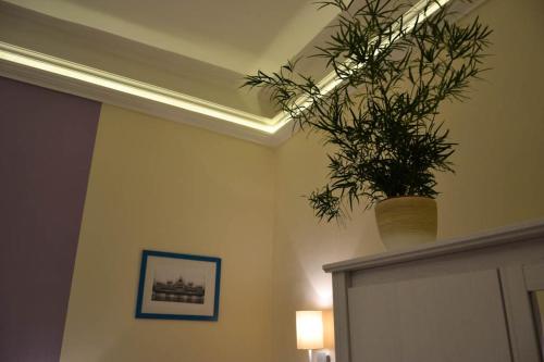 ブダペストにあるMagnolia Apartmentの花瓶付きの部屋