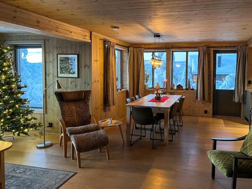 DrangedalにあるFamily Cabin With Dual Kitchen In Gautefallのリビングルーム(テーブル、クリスマスツリー付)