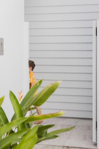 Gambar di galeri bagi Stylish Noosa home, steps to the beach! di Sunshine Beach