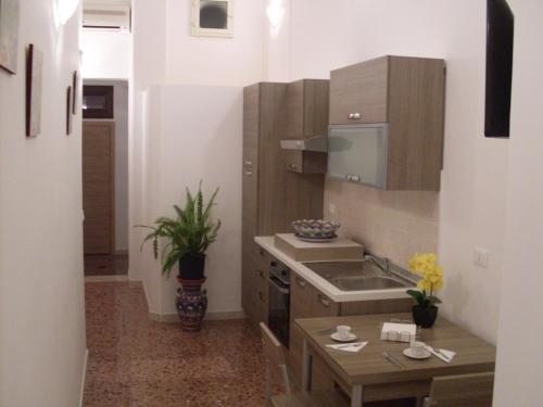 een keuken met een spoelbak en een aanrechtblad bij B&B Mare Blu in Gallipoli