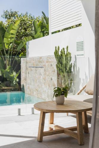 Kolam renang di atau dekat dengan Stylish Noosa home, steps to the beach!
