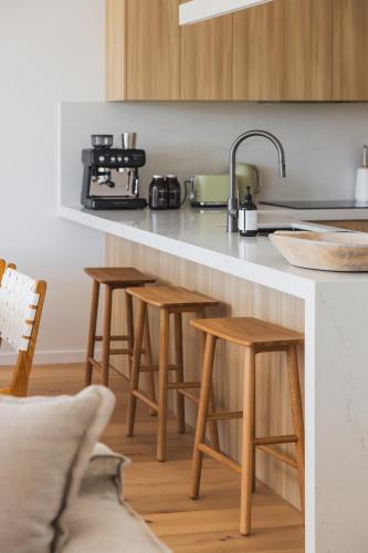 Dapur atau dapur kecil di Stylish Noosa home, steps to the beach!