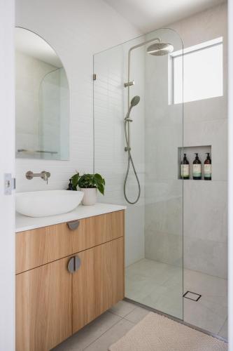 Bilik mandi di Stylish Noosa home, steps to the beach!