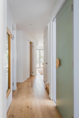 Gambar di galeri bagi Stylish Noosa home, steps to the beach! di Sunshine Beach