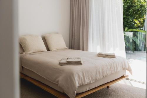 Katil atau katil-katil dalam bilik di Stylish Noosa home, steps to the beach!