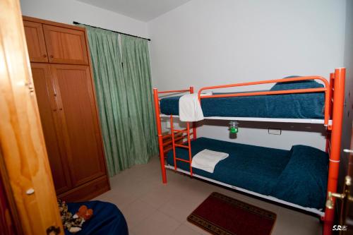 a room with two bunk beds and a window at Camping las Catalinas in Ríolobos