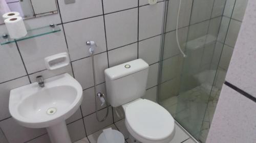 Bilik mandi di Pousada Toca do Tato