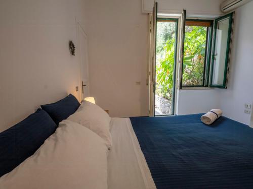 Ένα ή περισσότερα κρεβάτια σε δωμάτιο στο Sea View House With Lemon Grove In Atrani