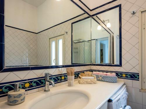 Ένα μπάνιο στο Sea View House With Lemon Grove In Atrani