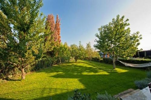 un gran patio con árboles y hierba y una decoración elegante. en IstraNova Apartments, en Rovinj