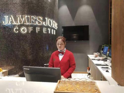 Členové personálu v ubytování James Joyce Coffetel Tianjin Railway Station