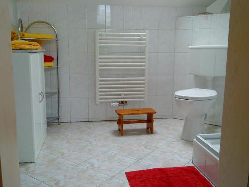 uma casa de banho com WC e um banco em Ferienwohnung am Storchennest em Schmogrow