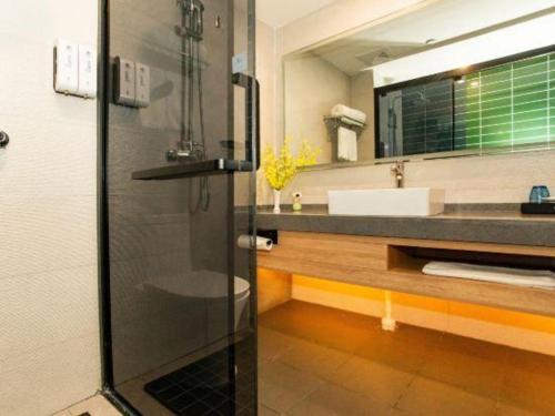 GuoyangにあるGreenTree Inn Express Bozhou Woyang County Huaizhong Avenue Zhonghai Internationalのシャワーと洗面台付きのバスルーム