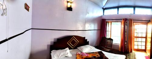 Aasara Homestay Vill Soli Kausaniにあるベッド