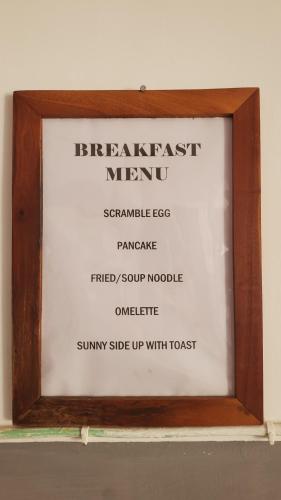 Et logo, certifikat, skilt eller en pris der bliver vist frem på Bintang Guesthouse