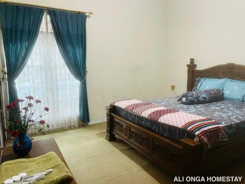 En eller flere senge i et værelse på Ali Onga Homestay di Kota Batusangkar