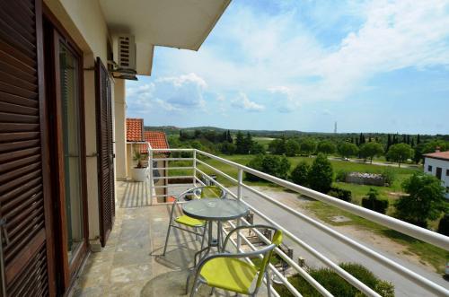 balcón con mesa, sillas y vistas en IstraNova Apartments, en Rovinj
