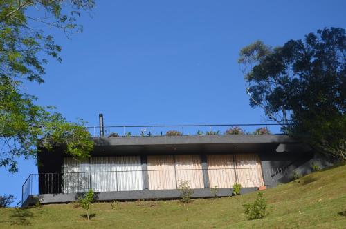 a building on top of a hill at Cabañas el Retorno in Guatapé