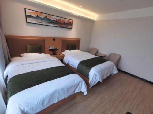 Postel nebo postele na pokoji v ubytování Green Tree Inn Fuyang Funan County Tianzhu Square