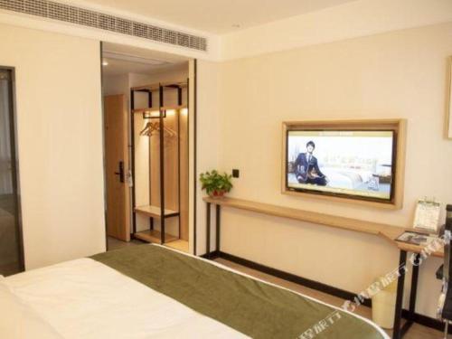 TV a/nebo společenská místnost v ubytování Green Tree Inn Fuyang Funan County Tianzhu Square