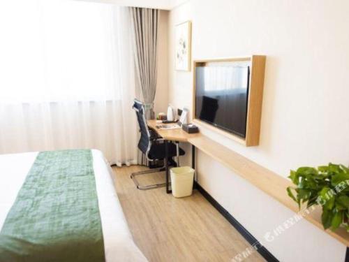 TV a/nebo společenská místnost v ubytování Green Tree Inn Fuyang Funan County Tianzhu Square