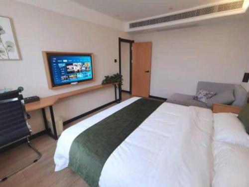 Postel nebo postele na pokoji v ubytování Green Tree Inn Fuyang Funan County Tianzhu Square
