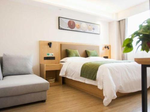 Postel nebo postele na pokoji v ubytování Green Tree Inn Fuyang Funan County Tianzhu Square