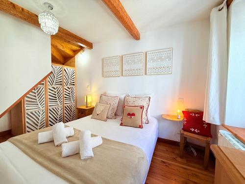 a bedroom with two beds with towels on them at Duplex cosy au cœur de Barcelonnette in Barcelonnette