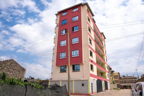 un edificio alto rojo y blanco en Haven studios Naivasha, en Naivasha