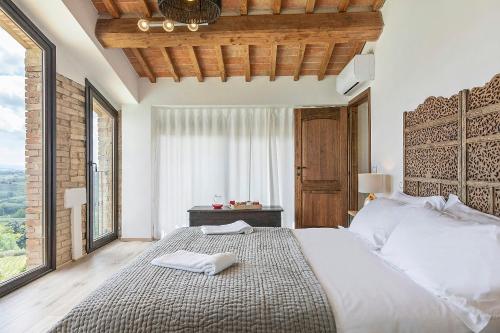 Ένα ή περισσότερα κρεβάτια σε δωμάτιο στο Restored Barn Tuscan Hills View