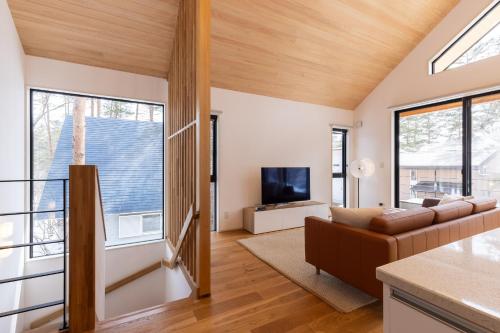 Hinoki Chalet by Hakuba White Fox Company