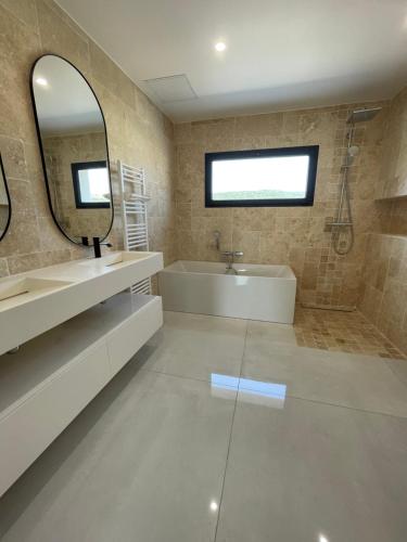 Ένα μπάνιο στο Magnifique villa contemporaine