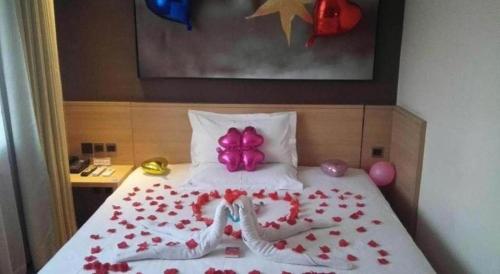 Ένα ή περισσότερα κρεβάτια σε δωμάτιο στο IU Hotel Tianjin Xiqing Zhong Bei Zhen Branch