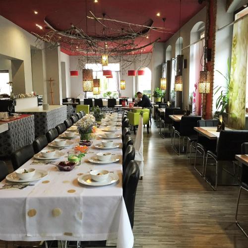 a long dining room with white tables and chairs at Grand Boutique Hotel - dawny Hotel Kaliski Ratuszowy in Rzepin