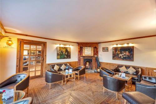 a waiting room with couches and a fireplace at Club Mahindra Mashobra in Mashobra