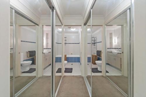bagno con due servizi igienici e due lavandini di Near Beach 2 BR unit The Strand a North Ward