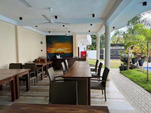 Un jardín fuera de White Elephant Villa & Restaurant