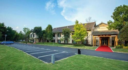 Tenis dan/atau kemudahan skuasy di Pingtian Bandao Hotel atau berdekatan