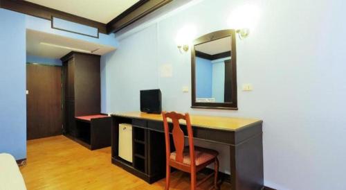Televisyen dan/atau pusat hiburan di OYO 565 Trang Hotel