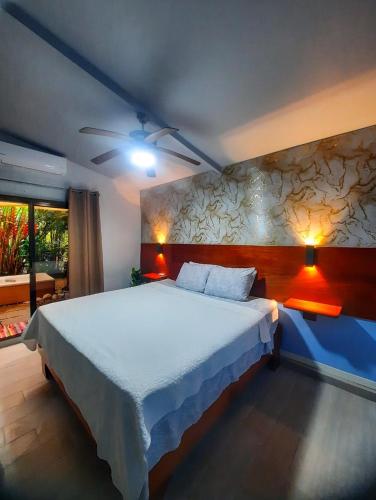 フォルトゥナにあるIki Room with Jacuzzyの大きな白いベッドと2つのランプのある寝室