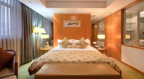 a bedroom with a large bed in a room at Changshu Jinling Tianming Grand Hotel in Suzhou