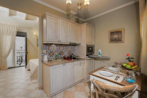 Una cocina o zona de cocina en Ionia Suites