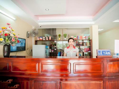 a woman standing behind a counter in a pharmacy at Duong Chau Hotel in Bùi Tiếng