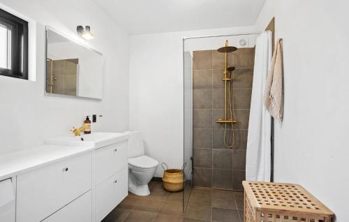 Salle de bains dans l'établissement Amazing Home In Humble With Jacuzzi - G11301