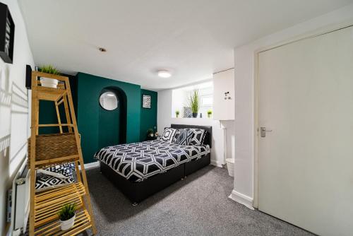 a bedroom with a bed and a green wall at CastleView Haven - Contractors welcome -Strood Rochester sleeps 12 in Strood