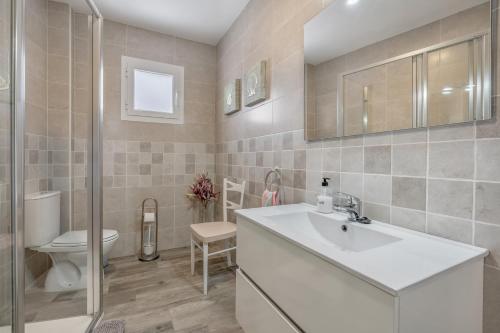 ein Badezimmer mit Waschbecken und Toilette in der Unterkunft Casa con Vistas a Sierra Nevada in Saleres