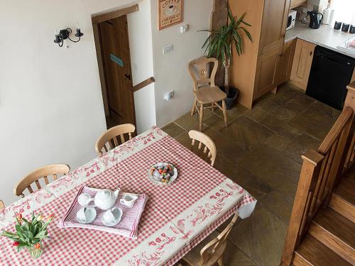 un tavolo in una cucina con una tovaglia rossa e bianca di Old Corn Mill - Ukc3170 a Walpole